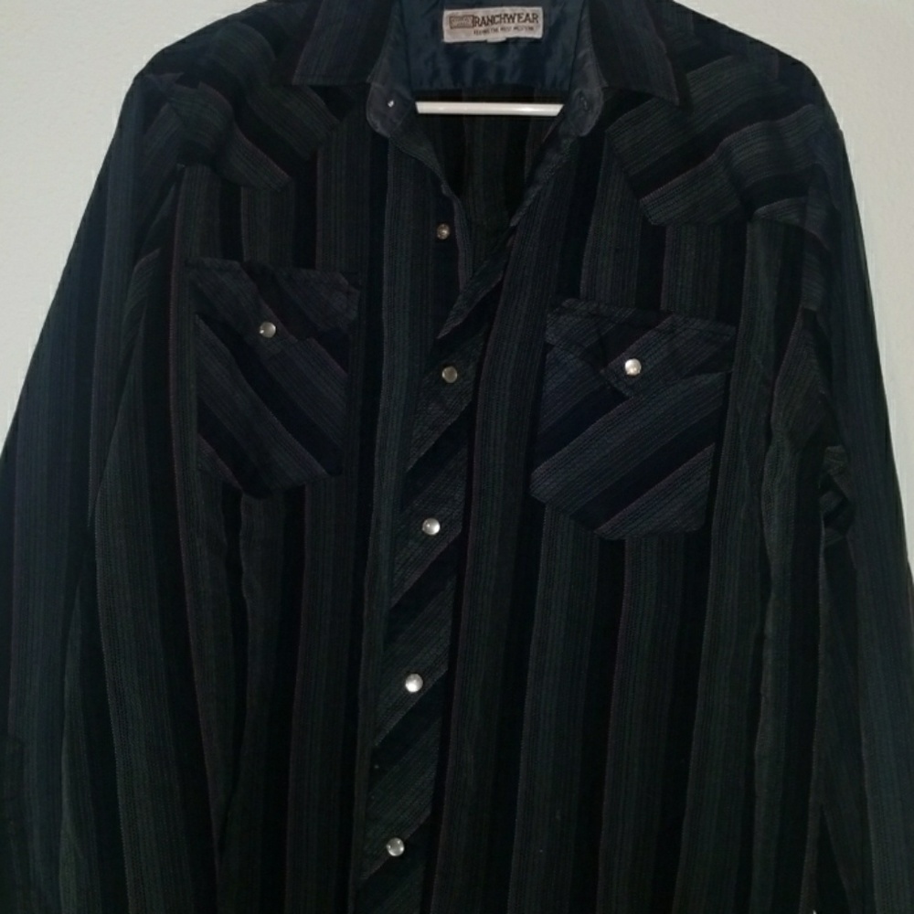 Corral West Ranchwear - Picture 3 of 6